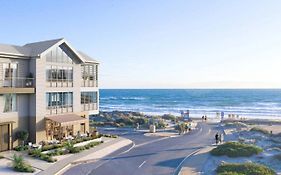 Hamptons-Inspired Waterfront Living On Moana Beach